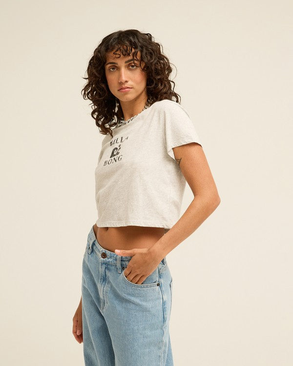Tee shirt crop Surfing in town Billabong